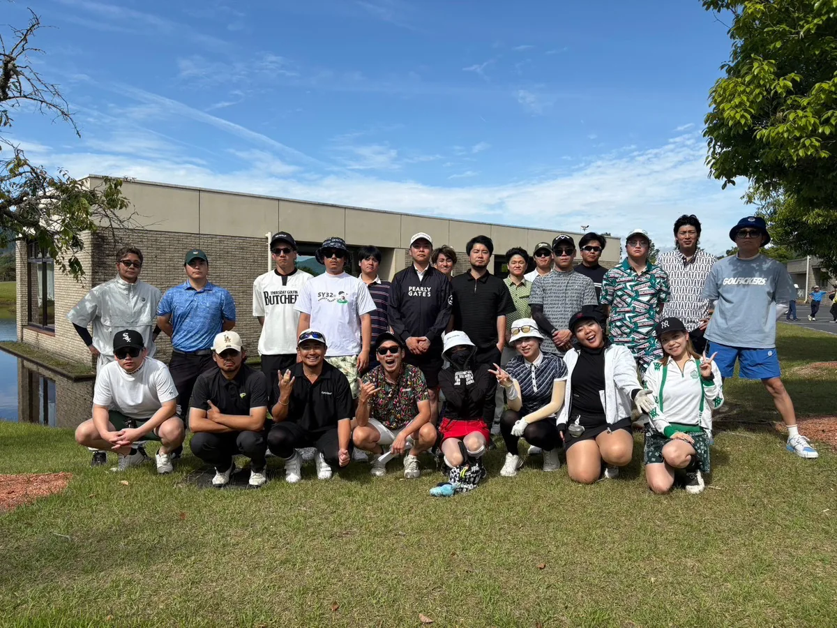 夏の大会で、青空の下に参加者が集まった集合写真